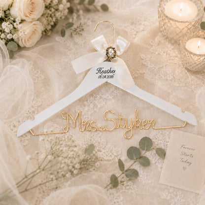 Personalized Bridal Hanger with Wire Name – close-up product detail