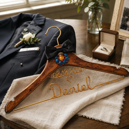 Personalized Bridal Hanger with Wire Name – close-up product detail