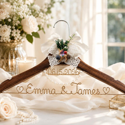 Personalized Bridal Hanger with Wire Name – close-up product detail