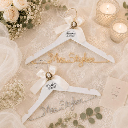 Personalized Bridal Hanger with Wire Name – material and finish detail