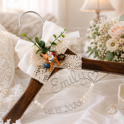 Personalized Bridal Hanger with Wire Name – personalization and design detail