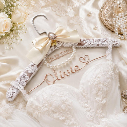 Personalized Bridal Hanger with Wire Name – close-up product detail