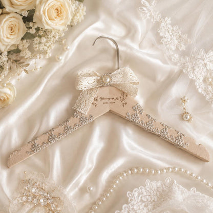 Personalized Bridal Hanger with Wire Name – close-up product detail