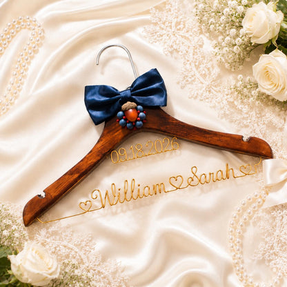 Personalized Bridal Hanger with Wire Name – close-up product detail