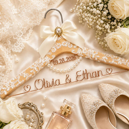 Personalized Bridal Hanger with Wire Name – close-up product detail