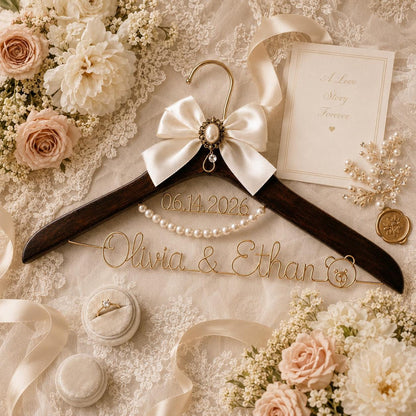 Personalized Bridal Hanger with Wire Name – close-up product detail
