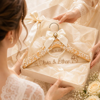 Personalized Bridal Hanger with Wire Name – size and style reference