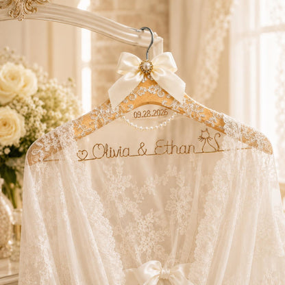 Personalized Bridal Hanger with Wire Name – close-up product detail