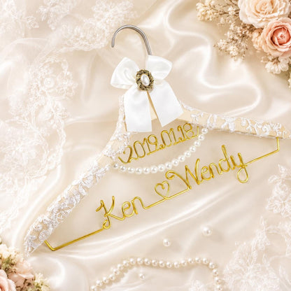 Personalized Bridal Hanger with Wire Name – close-up product detail