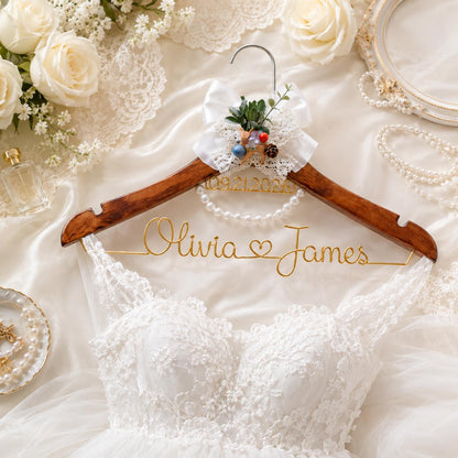Personalized Bridal Hanger with Wire Name – close-up product detail