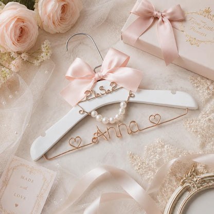 Personalized Bridal Hanger with Wire Name – close-up product detail