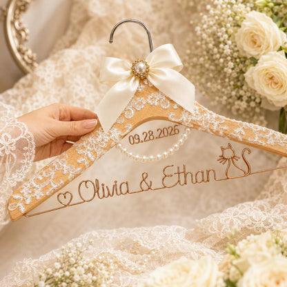 Personalized Bridal Hanger with Wire Name – material and finish detail