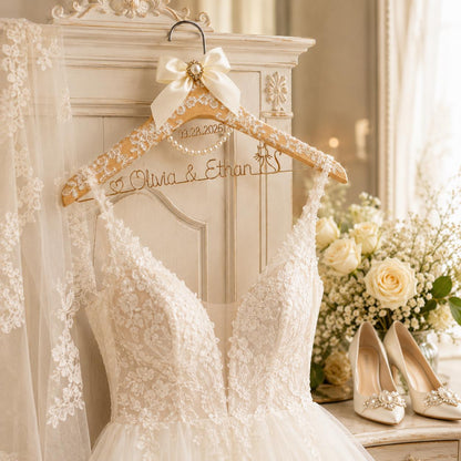 Personalized Bridal Hanger with Wire Name – personalization and design detail