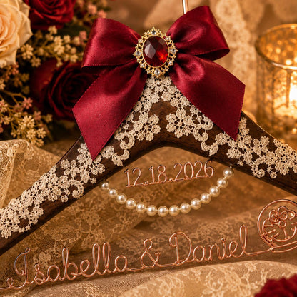 Personalized Bridal Hanger with Wire Name – personalization and design detail