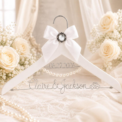Personalized Bridal Hanger with Wire Name – close-up product detail