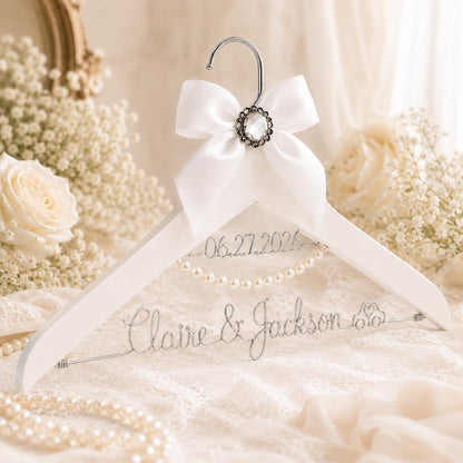 Personalized Bridal Hanger with Wire Name – personalization and design detail