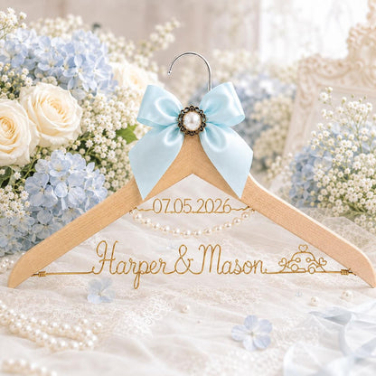 Personalized Bridal Hanger with Wire Name – close-up product detail